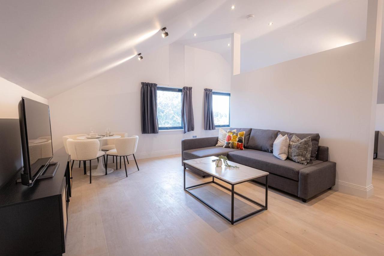 Stylish Apartments With Balcony For Upper Apartments & Free Parking In A Prime Location - Five Miles From Heathrow Airport Uxbridge Exteriör bild